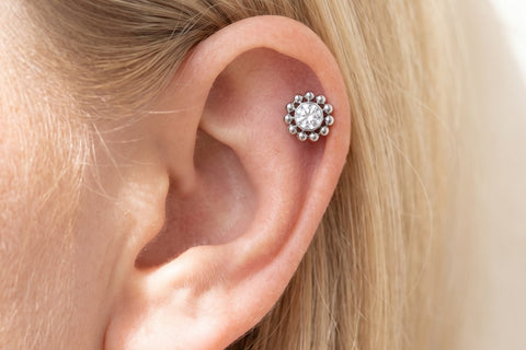 Helix Piercing Blume