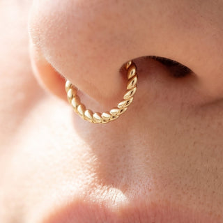 Septum Piercing Clicker – selection on linen