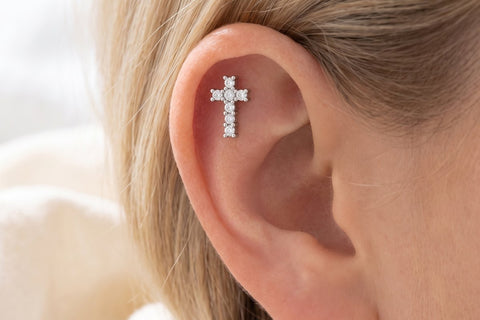 Kreuz Piercing