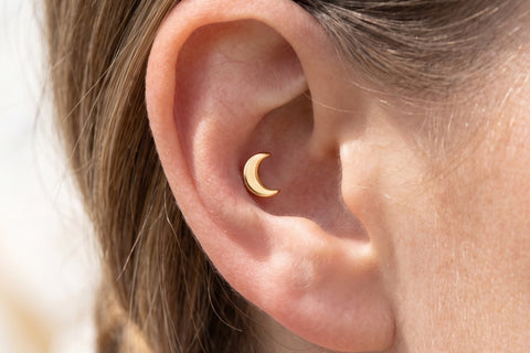 Goldenes Conch Piercing