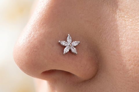 Nasenpiercing Blume