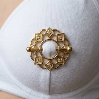 Nipple Piercing Sun Tribal – getragen