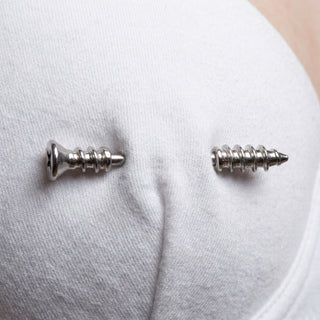 Nipple Piercing Screw – getragen