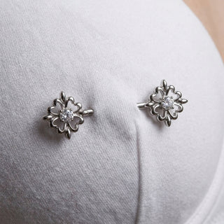 Nipple Piercing fleur de lis ends zirconia – getragen