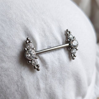 Titanium Nipple Piercing 3 Zirconia Cluster Silver Internally Threaded – getragen