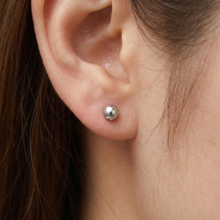 Titanium Earring Three Dimensional Sphere Shape – getragen