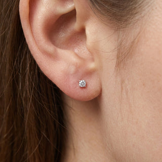 Titanium Earring Round Crystal Four Prong – getragen