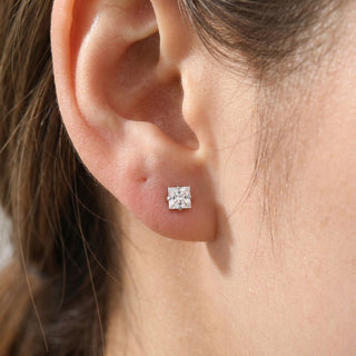 Titanium Earring Square Prong Set Gemstone – getragen