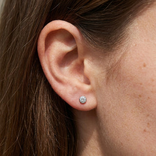 Titanium Earring Round Bezel Clear Gem – getragen