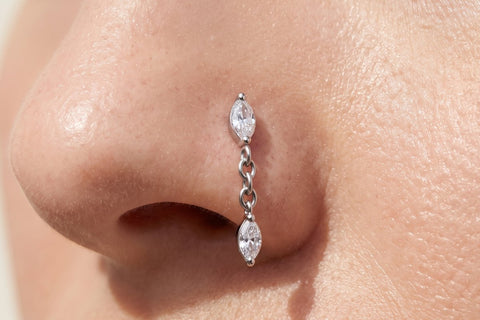 Nasenpiercing mit Kette