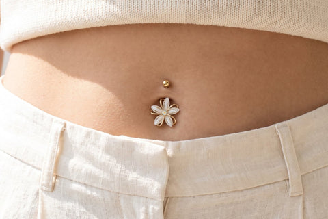 Bauchnabelpiercing Blume