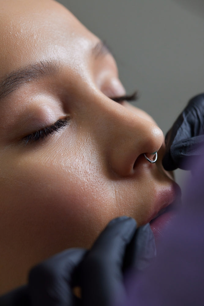 Wie man ein Septum-Piercing bekommt